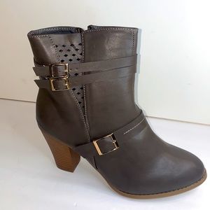 Gray triple buckle boots NWOT